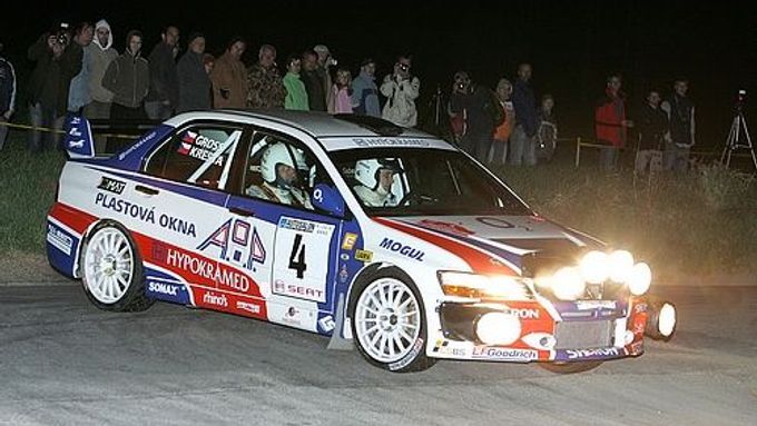 Roman Kresta se svým Mitsubishi na trati noční RZ v rámci Rallye Krumlov.