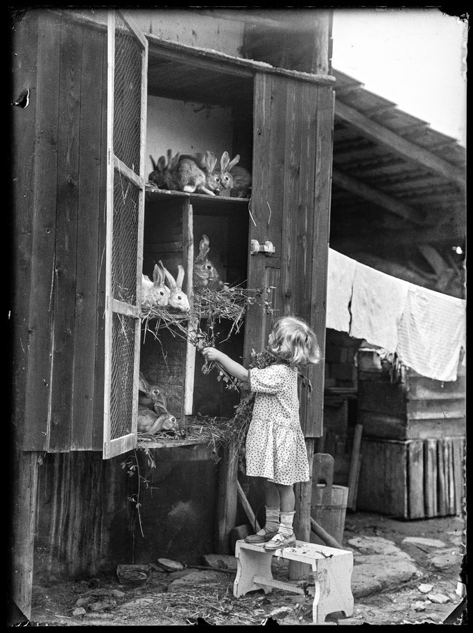 Ukázka z knihy „Negativy z popelnice 1900 – 1945“, obsahující archivní snímky neznámých autorů zachráněné Martinem Wágnerem v rámci iniciativy Negativy z popelnice.