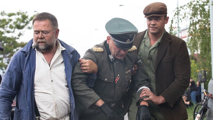 Foto: Po 80 letech znovu zaútočili na Heydricha. Putin je jako Hitler, řekl ministr; Zdroj foto: Jakub Plíhal