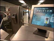 Scanner oční duhovky na letišti Schiphol