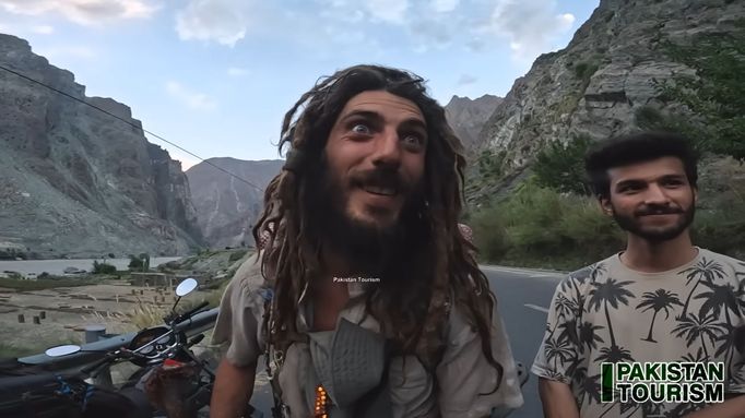 Axel Pons na videu YouTube kanálu Pakistan Tourism