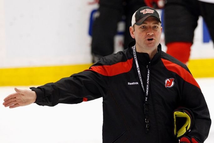 Hlavní trenér Peter DeBoer během tréninku New Jersey Devils před prvním zápasem finále Stanley Cupu 2012 s Los Angeles Kings.