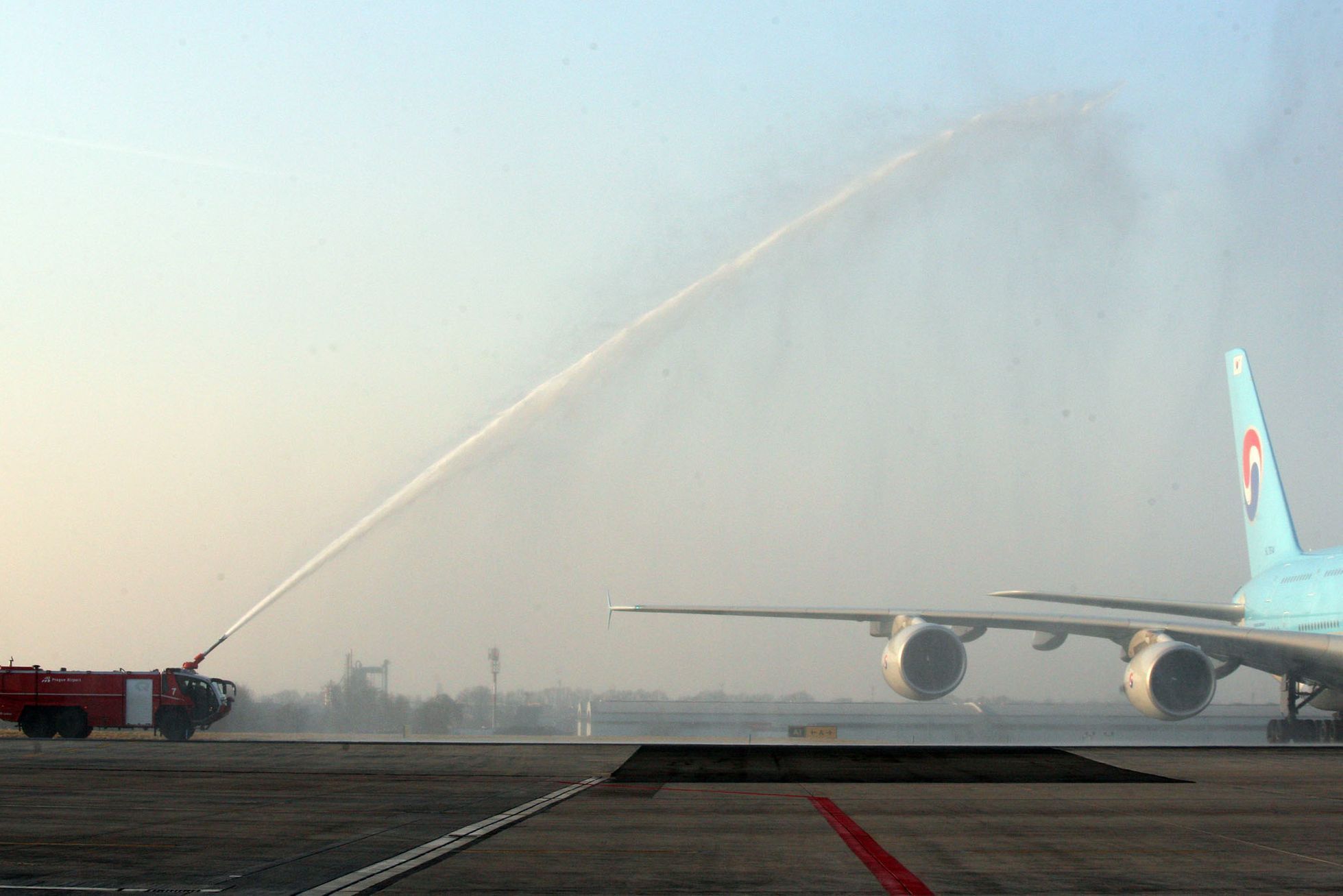 Airbas 380 přistál v Praze