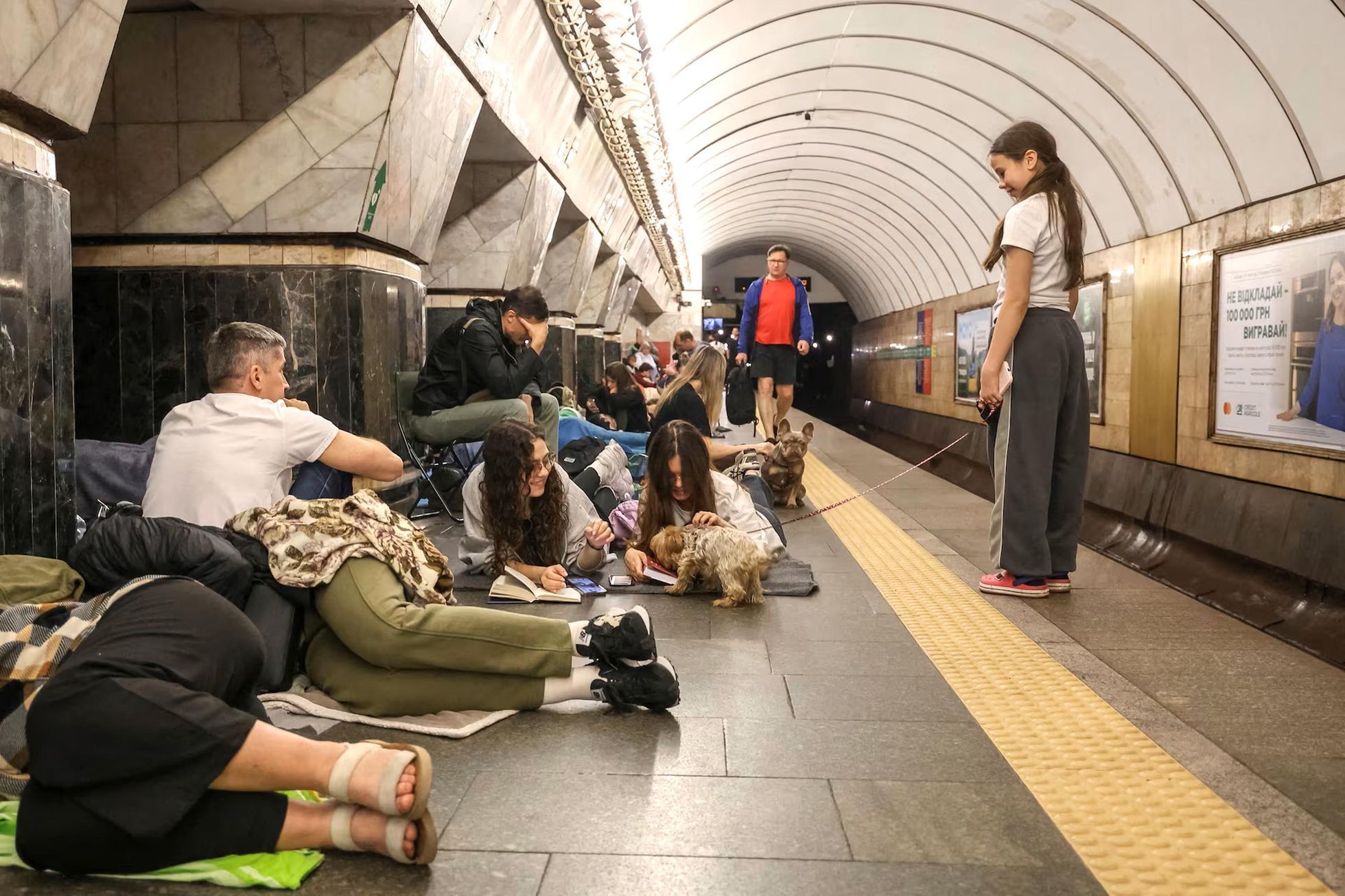 Ukrajina, Kyjev, metro, úkryt, civilisté, nálet, válka, Rusko