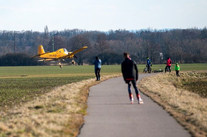 Zlín Z-37 Čmelák, v 70. a 80. letech létaly nad poli i lesy v Československu stovky exemplářů tohoto speciálně zkonstruovaného letadla.