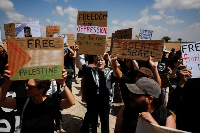 Lidé drží transparenty během protestu, vyzývajícího k ukončení konfliktu v Gaze mezi Izraelem a Hamásem u hranice Izrael–Gaza.