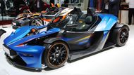 Naopak tento KTM X-Bow je vlastně umírněnější verzí původního nářadí pro sportovní nadšence. Díky čelnímu sklu se v něm dokonce dá jezdit bez přilby.