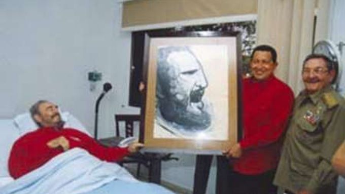 Venezuelský prezident Hugo Chávez předává Fidelu Castrovi v nemocnici k osmdesátinám jeho podobiznu.