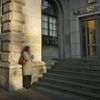 Zákaznice čeká na otevření hlavní pobočky zestátněné banky Landsbankinn Bank na Islandu