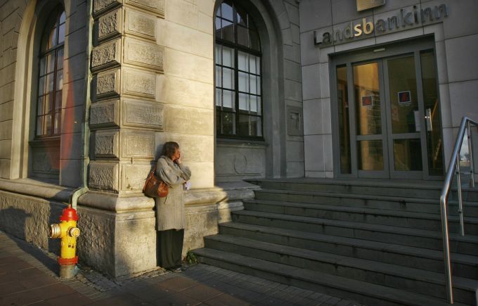Zákaznice čeká na otevření hlavní pobočky zestátněné banky Landsbankinn Bank na Islandu