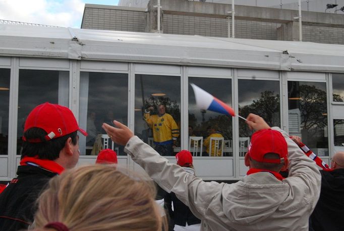 Čeští fanoušci ve Stockholmu před a při zápase českého výběru proti domácím Švédům.