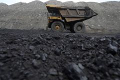 Konec uhlí kvůli klimatu se odkládá: Polsko má obavy, Rusko jde proti proudu