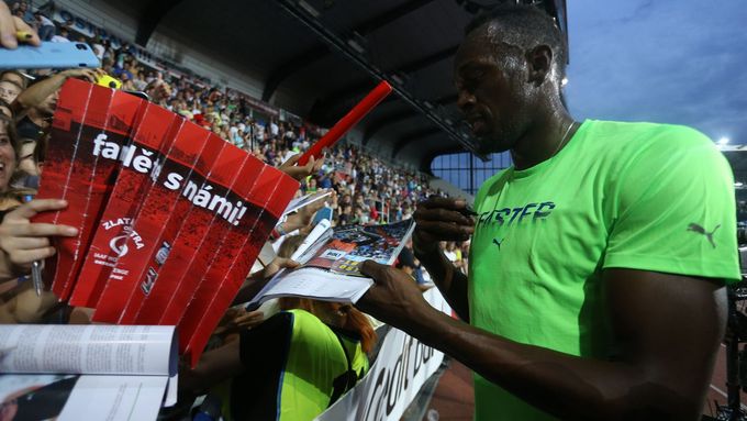 Usian Bolt se podepisuje fanouškům na Zlaté tretře.