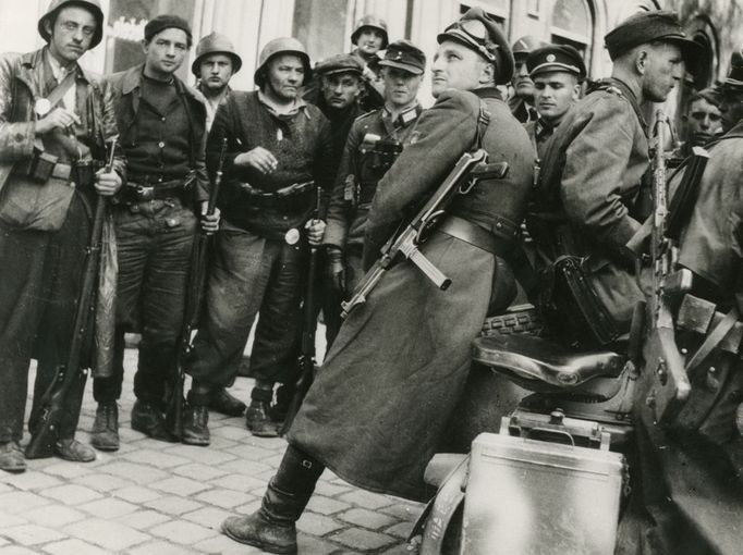 Praha-Smíchov, Arbesovo náměstí, 6. května 1945. Vojáci průzkumného oddílu Ruské osvobozenecké armády (ROA) spolu s českými dobrovolníky na Arbesově náměstí.