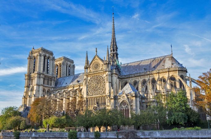 Jižní průčelí a chrámová loď katedrály Notre-Dame, Paříž, 4. října 2017, dva roky před požárem.