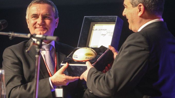 Bývalý předseda SPOZ Vratislav Mynář předává stranický talisman - dřevěné vejce - svému nástupci.
