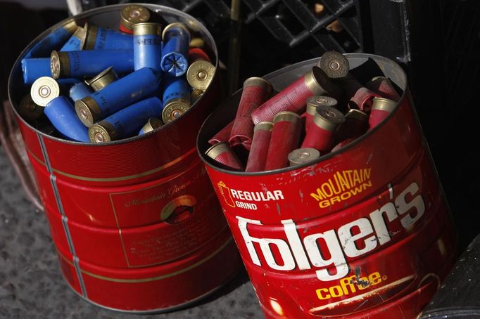 Old coffee cans of shotgun shells are dropped off by someone trading in unwanted guns to the Los Angeles County Sheriff's Department at the 'Gifts for Guns' gun buyback in Compton, California, January 21, 2013. People can trade in their guns anonymously and with no questions asked in exchange for $200 gift cards for assault weapons, $100 gift cards for shotguns, handguns and rifles, and $50 for non-operational firearms. U.S. President Barack Obama is pushing to address controversial issues surrounding gun violence and regulation as he begins his second term in office. REUTERS/David McNew (UNITED STATES - Tags: POLITICS SOCIETY CRIME LAW) Published: Led. 21, 2013, 11:20 odp.