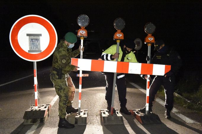 Vojáci a policisté v noci odstranili zábrany na hraničních přechodech s Rakouskem. Na snímku přechod Poštorná/Reintal na jižní Moravě.