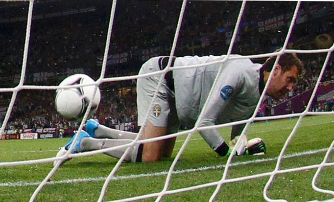 Švédský fotbalový brankář Andreas Isaksson pouští za svá záda gól Angličana Andyho Carrolla v utkání skupiny D na Euru 2012.