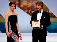 Režisér filmu Nebraska Alexander Payne převzal cenu pro nejlepšího herce Bruce Derna. Cenu mu předala modelka a herečka Laetitia Casta.