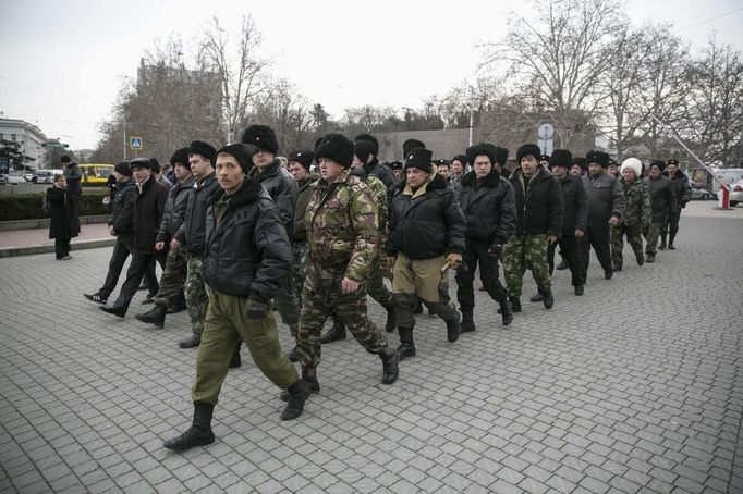 Dobrovolníci z řad krymských a ruských kozáků. Sevastopol, 2. 3. 2014