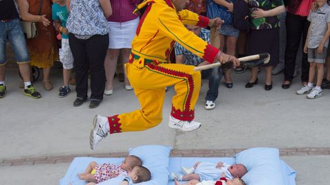 Skok přes kojence. Bizarní festival ve Španělsku stále vzbuzuje vášně