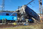 Při srážce dvou nákladních vlaků na Teplicku zemřel strojvedoucí, druhý je zraněný