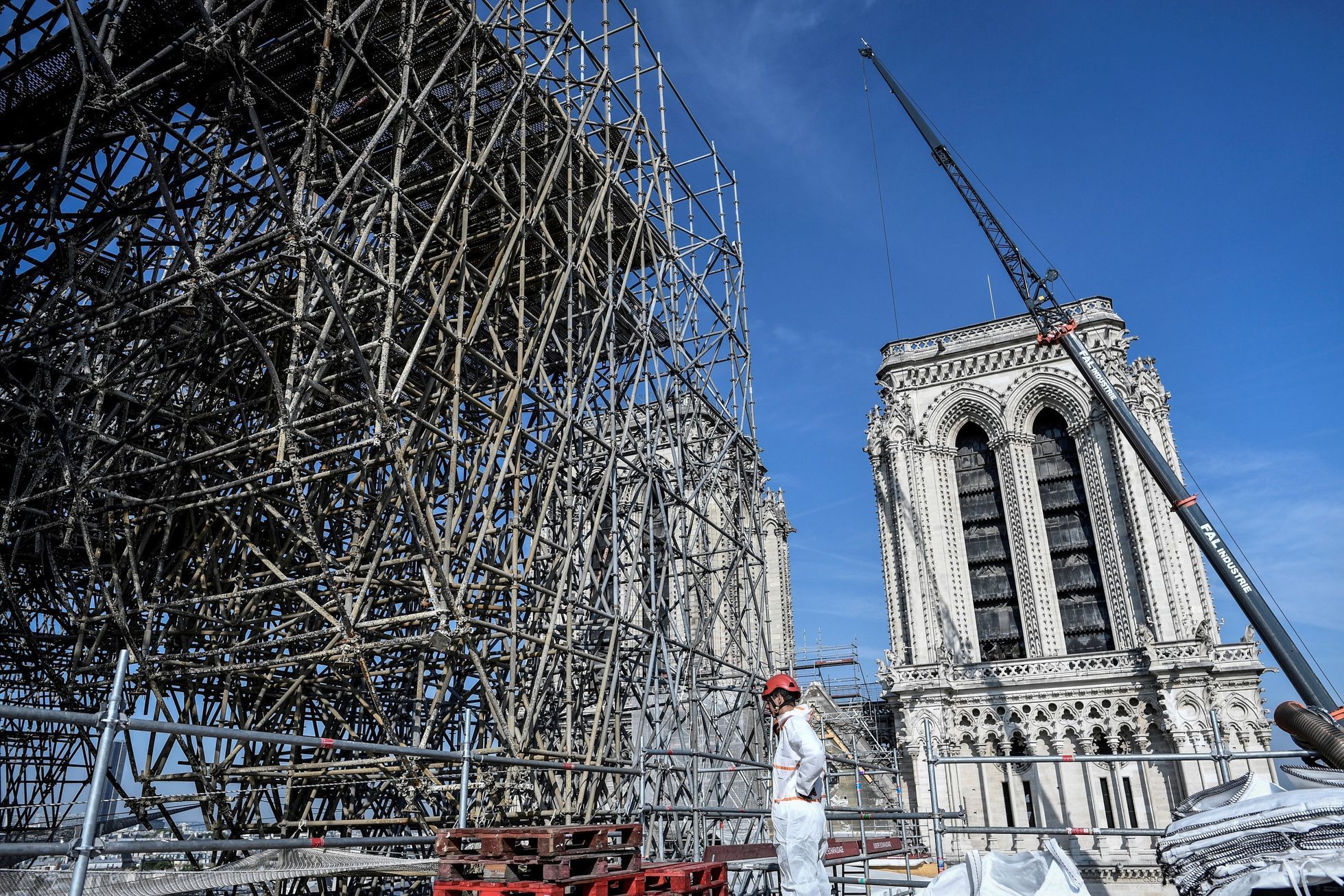 Notre-Dame tří měsíce po požáru, věž
