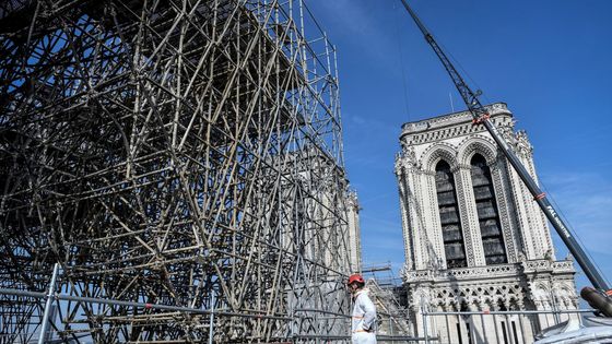 Notre-Dame tří měsíce po požáru, věž