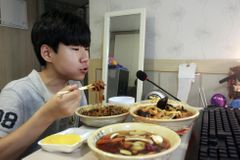 Čtrnáctiletý Jihokorejec vydělává jedením 40 tisíc za večer