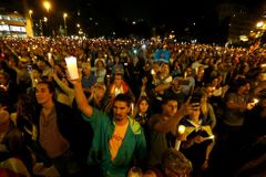 Desetitisíce Katalánců vyrazily do ulic kvůli uvěznění lídrů. Jsou to rukojmí Španělska, zaznělo