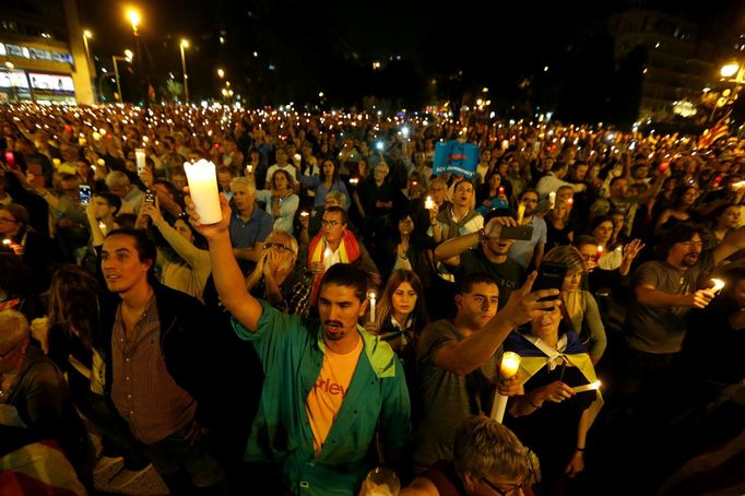 Demonstrace v Barceloně proti zatčení dvou katalánských lídrů.