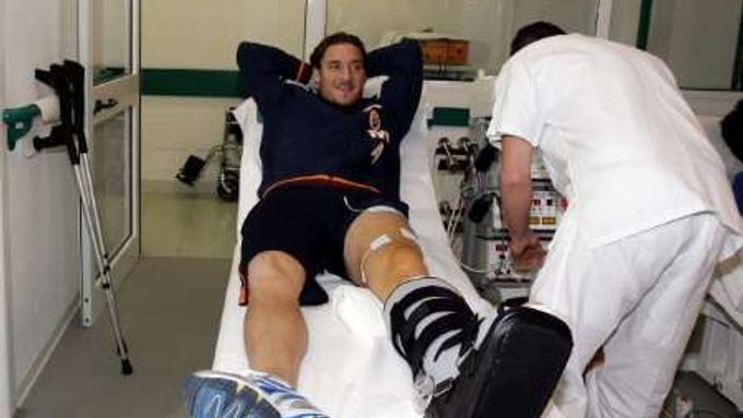 Zlomený kotník fotbalisty Francesca Tottiho trápil mnohé italské fanoušky více než celá olympiáda