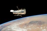 Hubbleův teleskop byl vynesen na oběžnou dráhu Země 24. dubna 1990. Od té doby fotografuje blízký i nejvzdálenější viditelný vesmír. Za 25 let své služby zásadně přispěl k mnoha důležitým objevům v oblasti astrofyziky a poznání vesmíru vůbec.