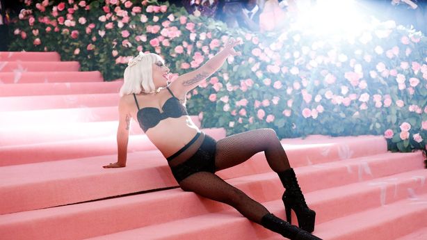 Lady Gaga se svékla na červeném koberci. Zbylo jen spodní prádlo a třpytivé punčochy