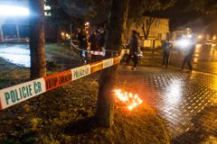 Tři roky od masakru v Uherském Brodě. Policie smí hned zabavit zbraně, lékař se může ptát na střelce