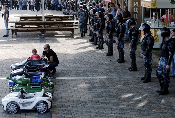 Policisté zasahují v Moskvě při protestech proti plánované důchodové reformě.