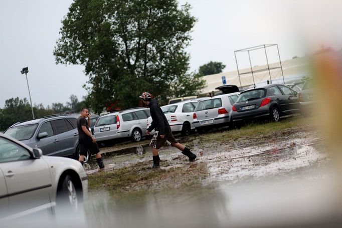 Ve čtvrtečním večeru se areálem festivalu prohnala smršť, která poničila na všech hlavních stage osvětlovací a zvukovou techniku. Poškozeno bylo také několik desítek stanů ve stanovém městečku a automobily, které majitelé zaparkovali pod stromy.