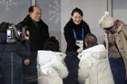 Historický okamžik. Sestra Kima se pozdravila s jihokorejským prezidentem, Pence se schůzce vyhnul