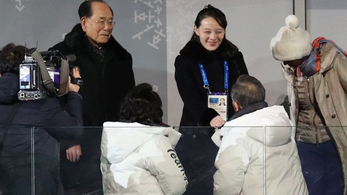 Sestra Kima se zdraví s jihokorejským prezidentem.