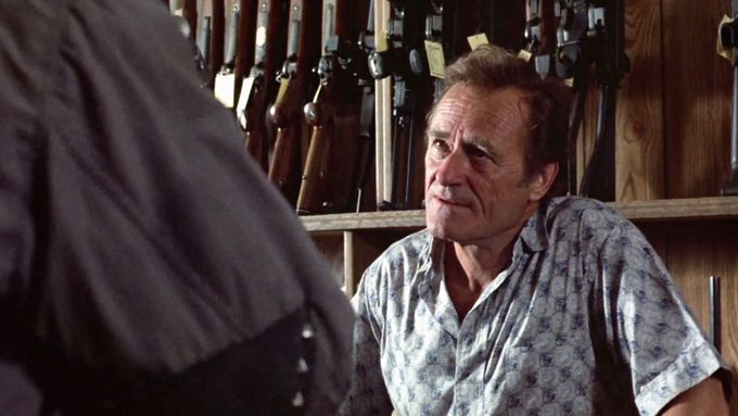 V prvním díle Terminátora z roku 1984 ztvárnil Dick Miller prodavače zbraní.