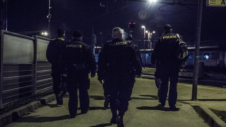 Policie rozehnala v Praze nelegální noční večírek, sešlo se na něm přes 100 lidí