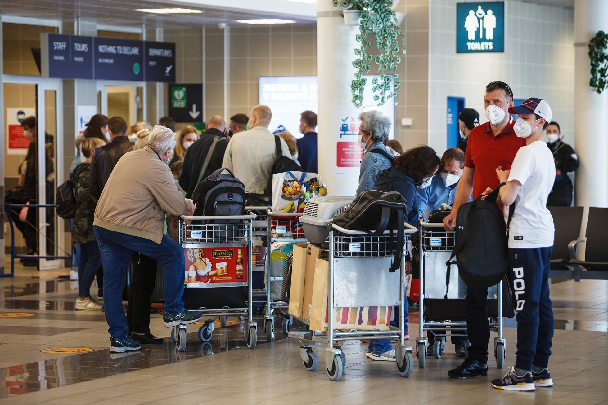 Fotogalerie / Odchod ruských diplomatů z Česka / 31. 5. 2021 / Praha