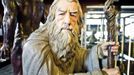 A sculpture of the J. R. R. Tolkien character Gandalf is displayed at the Weta Cave museum in Wellington in this September 25, 2012 handout photograph. New Zealand's capital city was rushing to complete its transformation into a haven for hairy feet and pointed ears on November 27, 2012 as stars jetted in for the long-awaited world premiere of the first movie of the Hobbit trilogy. Picture taken September 25, 2012. REUTERS/Positively Wellington Tourism/Handout (NEW ZEALAND - Tags: ENTERTAINMENT SOCIETY) NO SALES. NO ARCHIVES. FOR EDITORIAL USE ONLY. NOT FOR SALE FOR MARKETING OR ADVERTISING CAMPAIGNS. THIS IMAGE HAS BEEN SUPPLIED BY A THIRD PARTY. IT IS DISTRIBUTED, EXACTLY AS RECEIVED BY REUTERS, AS A SERVICE TO CLIENTS Published: Lis. 27, 2012, 1:31 dop.