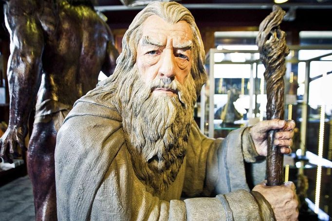 A sculpture of the J. R. R. Tolkien character Gandalf is displayed at the Weta Cave museum in Wellington in this September 25, 2012 handout photograph. New Zealand's capital city was rushing to complete its transformation into a haven for hairy feet and pointed ears on November 27, 2012 as stars jetted in for the long-awaited world premiere of the first movie of the Hobbit trilogy. Picture taken September 25, 2012. REUTERS/Positively Wellington Tourism/Handout (NEW ZEALAND - Tags: ENTERTAINMENT SOCIETY) NO SALES. NO ARCHIVES. FOR EDITORIAL USE ONLY. NOT FOR SALE FOR MARKETING OR ADVERTISING CAMPAIGNS. THIS IMAGE HAS BEEN SUPPLIED BY A THIRD PARTY. IT IS DISTRIBUTED, EXACTLY AS RECEIVED BY REUTERS, AS A SERVICE TO CLIENTS Published: Lis. 27, 2012, 1:31 dop.