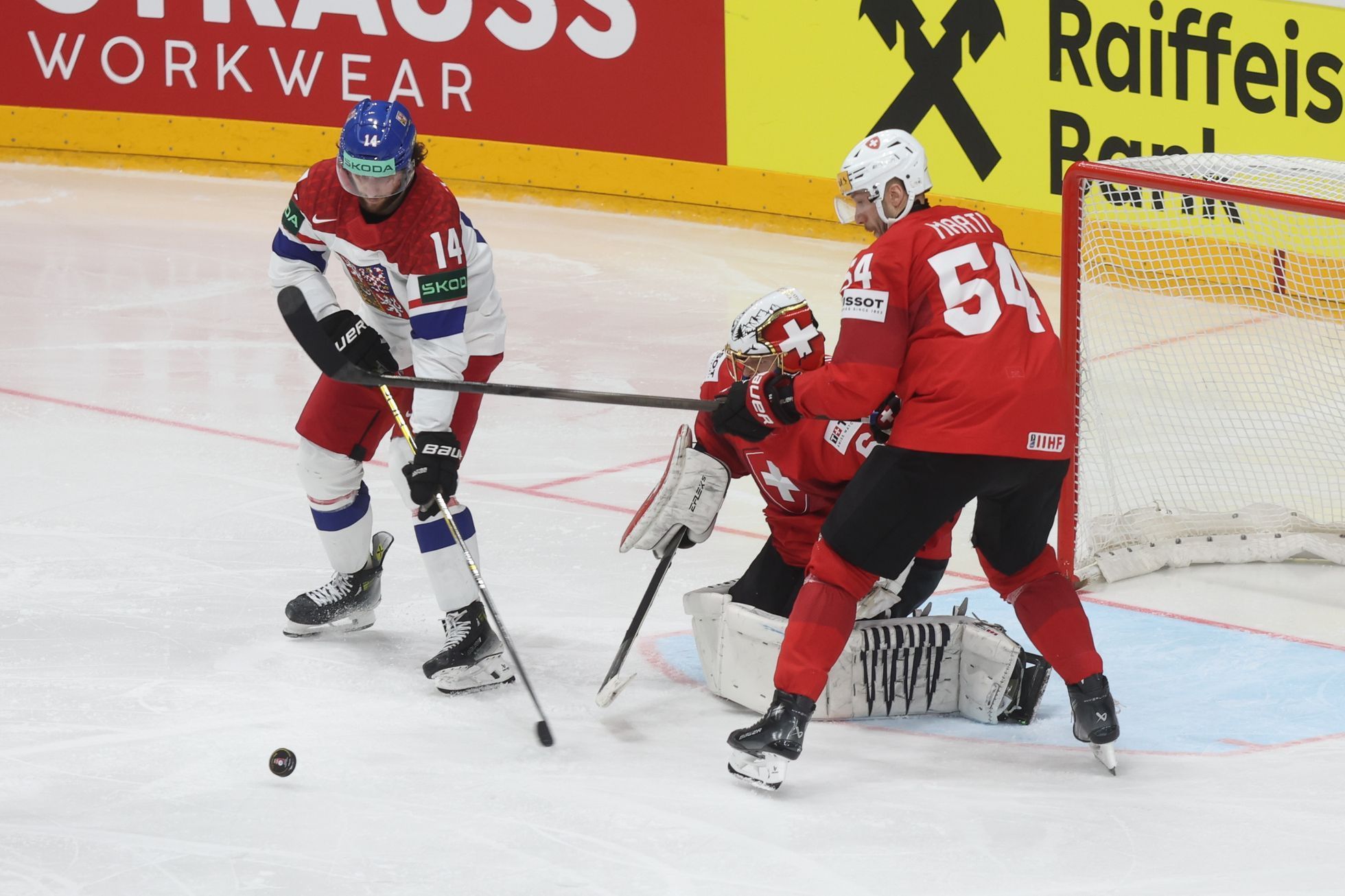 Pavel Zacha, Leonardo Genoni a Christian Marti ve finále MS 2024 Česko - Švýcarsko