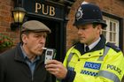 Nižší limit alkoholu, testy zraku pro seniory i alkoholové zámky. Zpřísní Britové?
