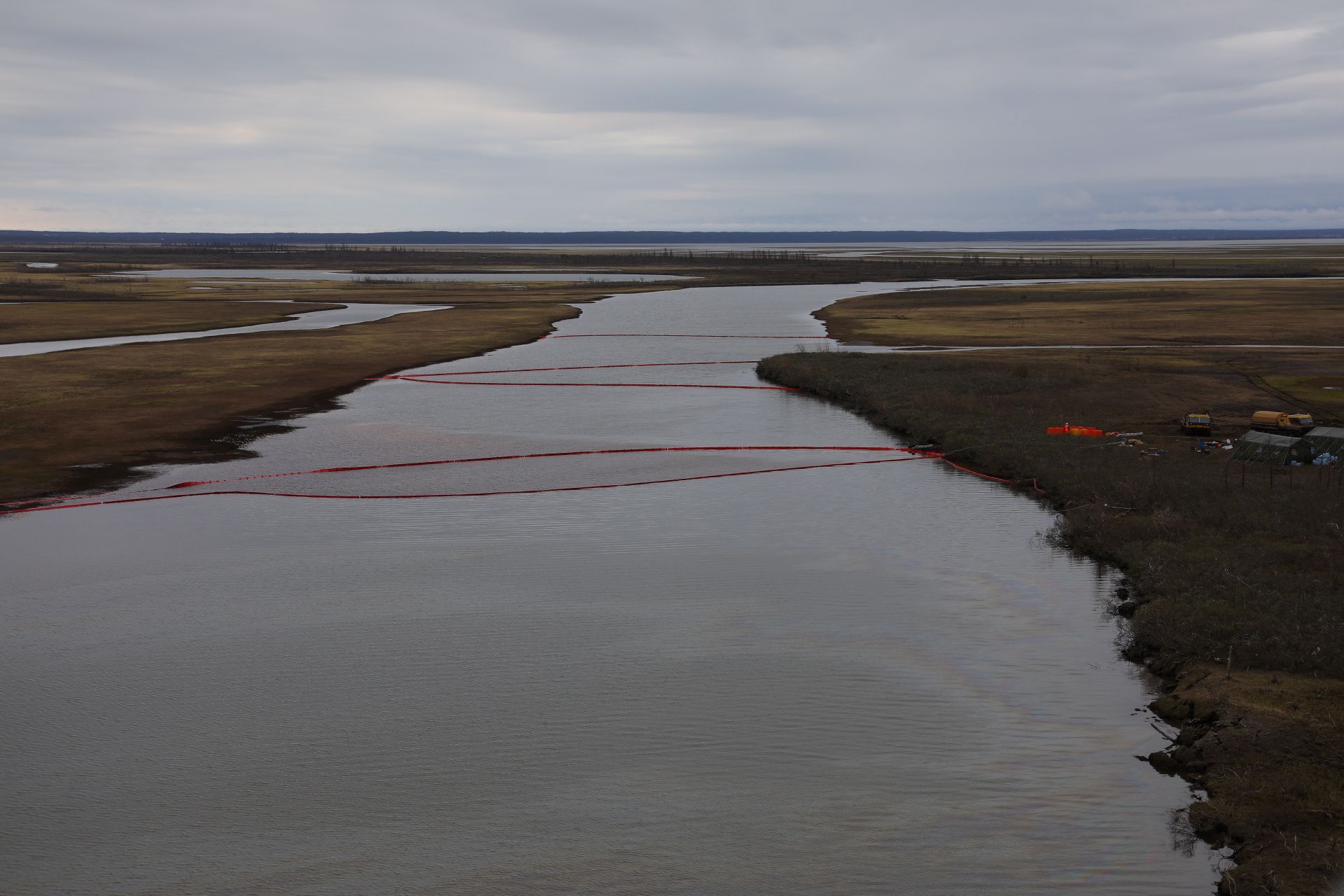 Zábrany na řece Ambernaja, které měly zastavit šíření ropné skvrny.