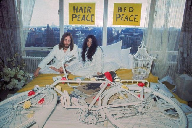 Yoko Ono a John Lennon. Líbánky v nizozemském hotelu Amsterdam Hilton. 21. 3. 1969