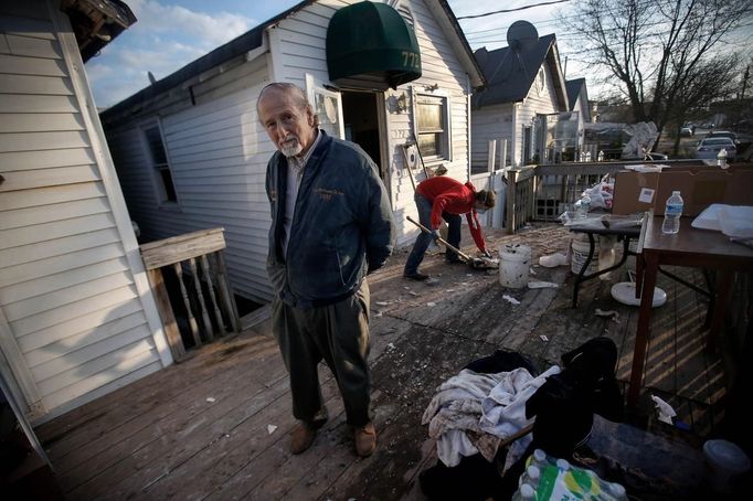 89 year-old World War II veteran Michael Arbinni poses for a portrait outside his home on Midland Beach, Staten Island November 14, 2012. Two single-story homes built by Arbinni's father in the early 1920s were devestated by Hurricane Sandy's floodwaters. "I never thought I would outlive these two little cottages but now I just might," Arbinni said. Picture taken November 14, 2012. REUTERS/Mike Segar (UNITED STATES - Tags: DISASTER ENVIRONMENT) ATTENTION EDITORS PICTURE 11 OF 19 FOR PACKAGE 'SURVIVING SANDY' SEARCH 'SEGAR SANDY' FOR ALL PICTURES Published: Lis. 20, 2012, 3:31 odp.